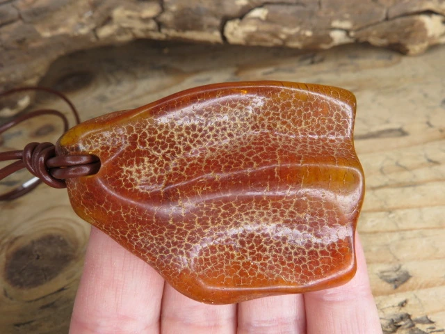 Bursztyn bałtycki - wisior na rzemieniu
