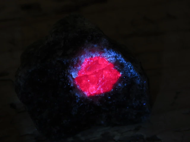 rubin w zoisycie - Tanzania UV