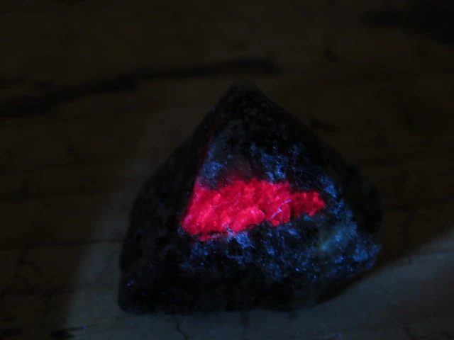 rubin w zoisycie - Tanzania UV