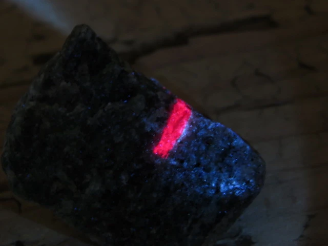 rubin w zoisycie - Tanzania UV