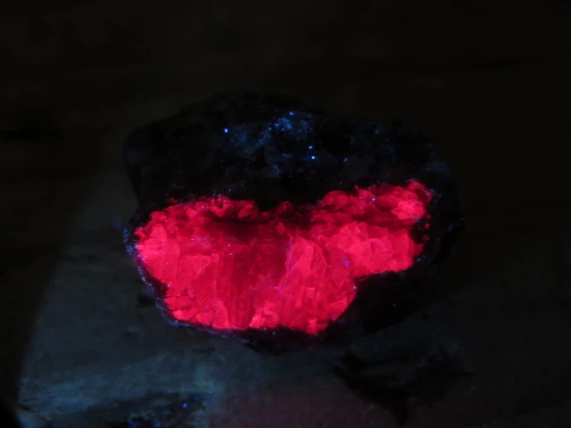 rubin w zoisycie - Tanzania UV