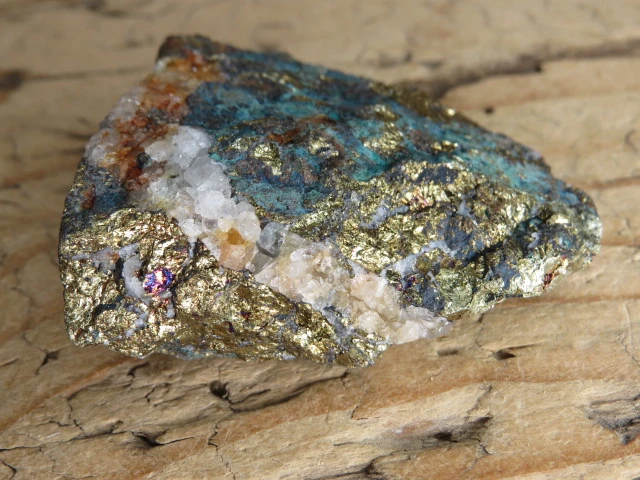 Chalkopiryt z malachitem i kwarcem Maroko