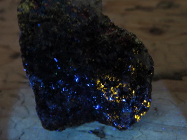 Chalkopiryt z malachitem kwarcem i sfalerytem Maroko - UV