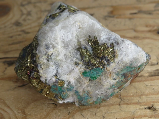 Chalkopiryt z malachitem kwarcem i sfalerytem Maroko