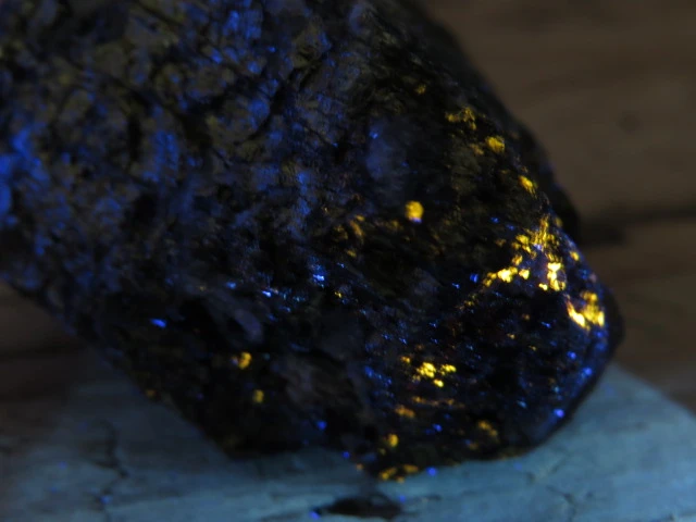 Chalkopiryt z malachitem kwarcem i sfalerytem Maroko - UV