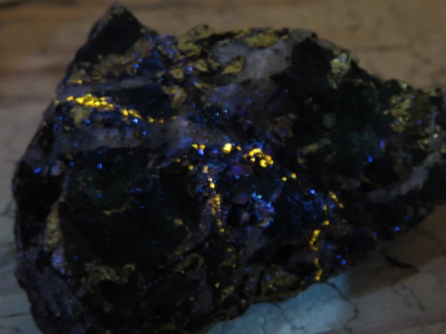 Chalkopiryt z malachitem kwarcem i sfalerytem Maroko -UV