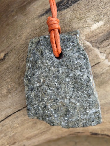 Aktynolit wisior na rzemieniu – Sudeckie Skarby