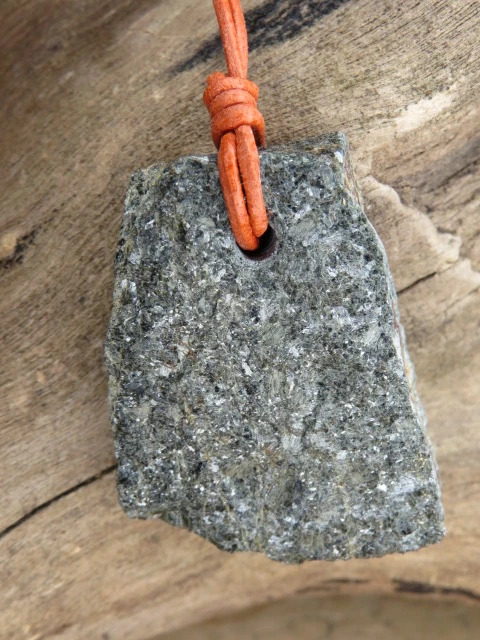 Aktynolit wisior na rzemieniu – Sudeckie Skarby