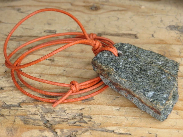 Aktynolit wisior na rzemieniu – Sudeckie Skarby