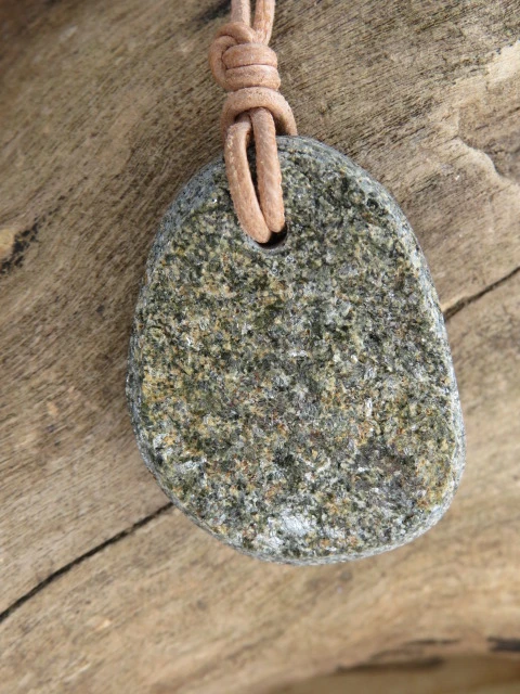 Aktynolit wisior na rzemieniu – Sudeckie Skarby