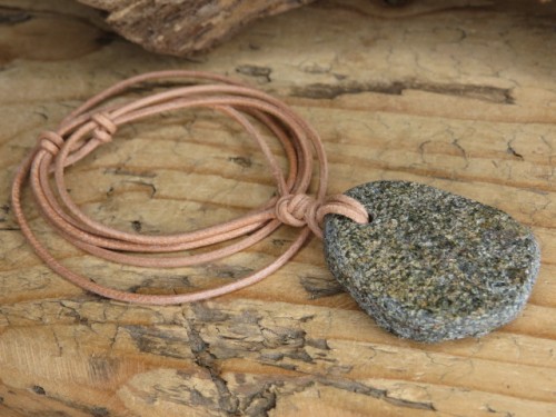 Aktynolit wisior na rzemieniu – Sudeckie Skarby