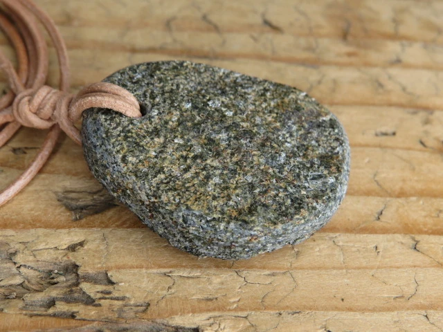 Aktynolit wisior na rzemieniu – Sudeckie Skarby