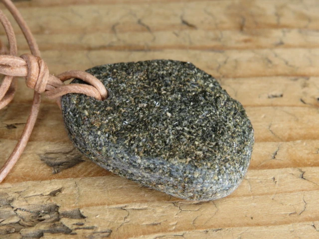 Aktynolit wisior na rzemieniu – Sudeckie Skarby