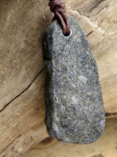 Aktynolit wisior na rzemieniu – Sudeckie Skarby