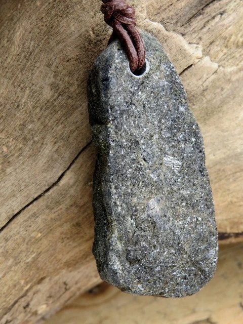 Aktynolit wisior na rzemieniu – Sudeckie Skarby