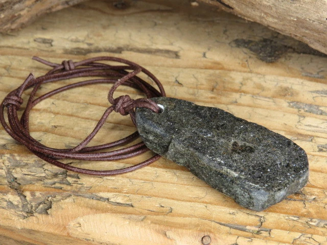 Aktynolit wisior na rzemieniu – Sudeckie Skarby