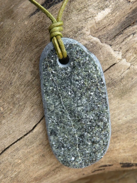 Aktynolit wisior na rzemieniu – Sudeckie Skarby