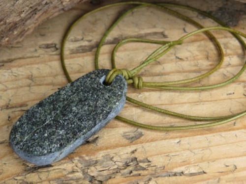 Aktynolit wisior na rzemieniu – Sudeckie Skarby