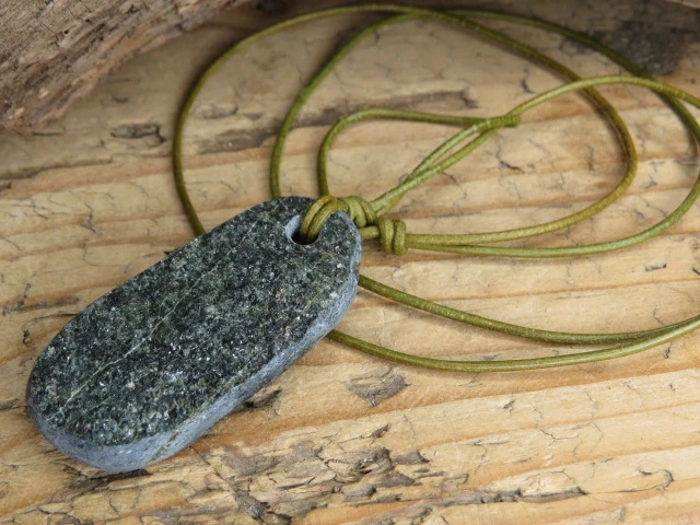 Aktynolit wisior na rzemieniu – Sudeckie Skarby