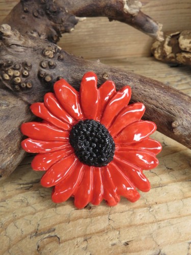Ceramiczny magnes – kwiatek czerwony - ceramika ręcznie robiona