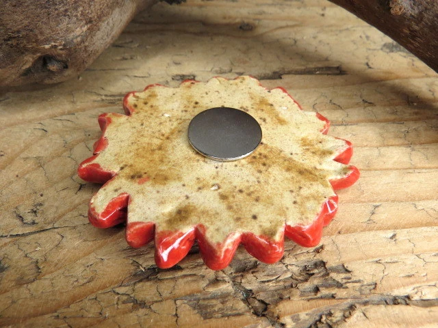 Ceramiczny magnes – kwiatek czerwony - ceramika ręcznie robiona