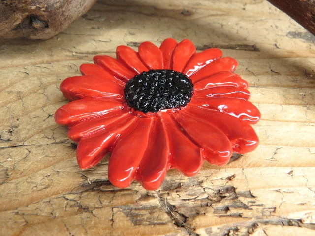 Ceramiczny magnes – kwiatek czerwony - ceramika ręcznie robiona