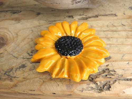 Ceramiczny magnes – żółty kwiatek - ceramika ręcznie robiona