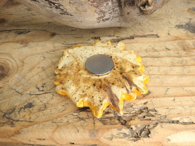 Ceramiczny magnes – żółty kwiatek - ceramika ręcznie robiona