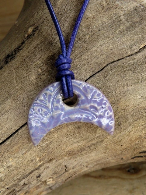 Wisior ceramiczny Lunula – fioletowy amulet słowiański