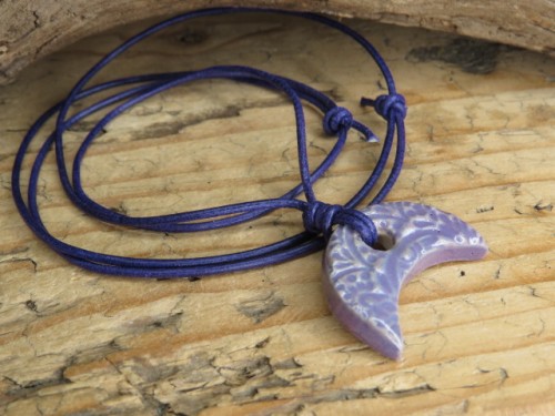 Wisior ceramiczny Lunula – fioletowy amulet słowiański
