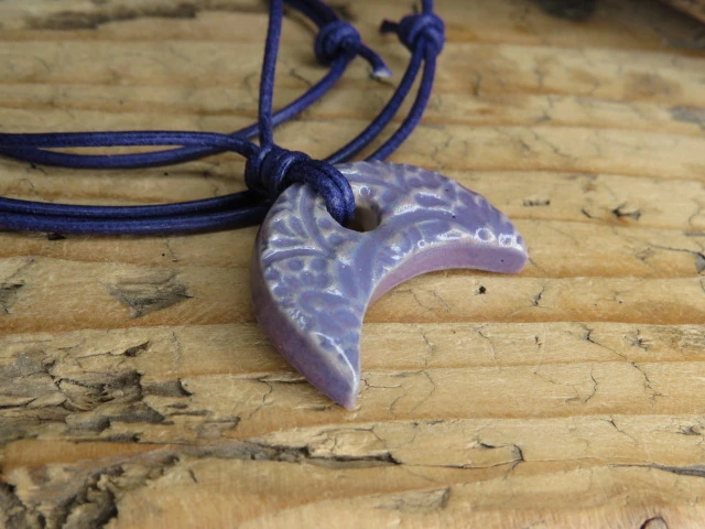 Wisior ceramiczny Lunula – fioletowy amulet słowiański