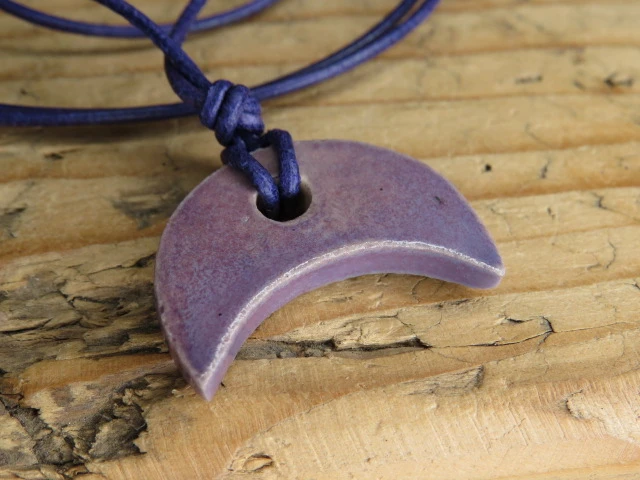 Wisior ceramiczny Lunula – fioletowy amulet słowiański
