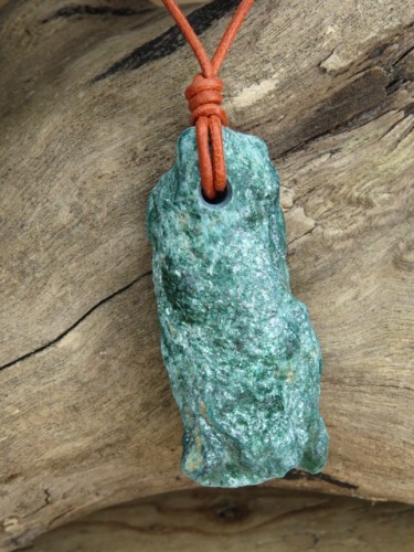 fuchsyt talizman na rzemieniu - harmonia i spokój