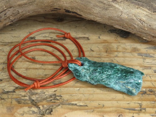 fuchsyt talizman na rzemieniu - harmonia i spokój