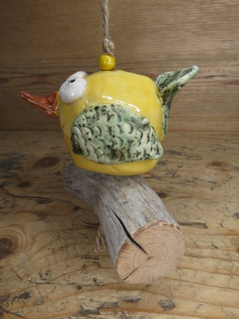 Zawieszka ptaszek ceramiczny Celina na patyku – rękodzieło
