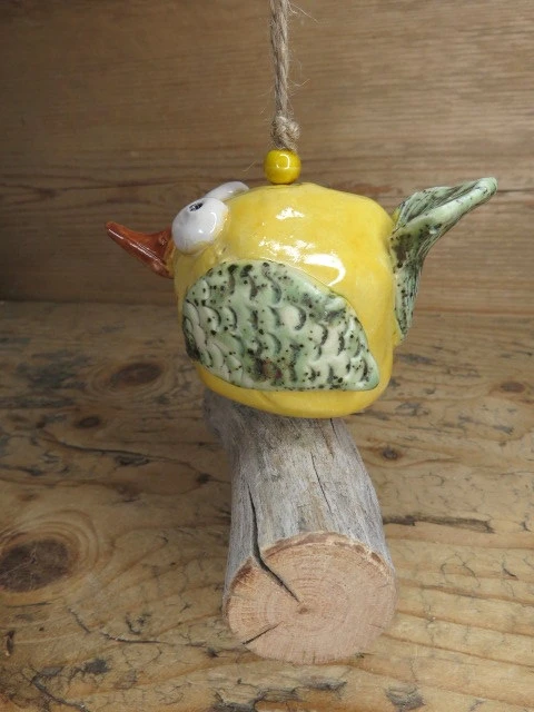 Zawieszka ptaszek ceramiczny Celina na patyku – rękodzieło