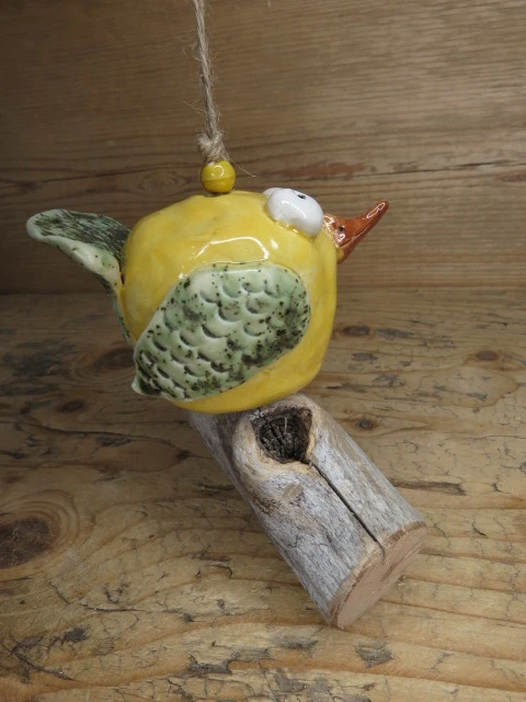 Zawieszka ptaszek ceramiczny Celina na patyku – rękodzieło