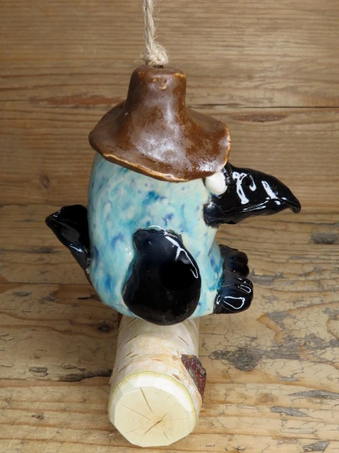 Zawieszka ptaszek ceramiczny Zdzisław na patyku – rękodzieło
