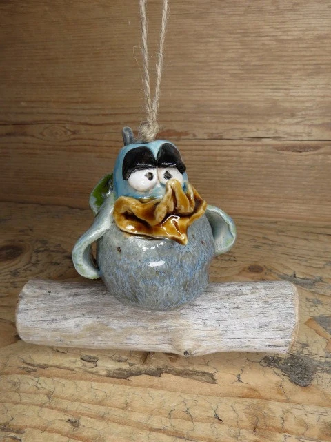 Zawieszka ptaszek ceramiczny Maurycy na patyku – rękodzieło