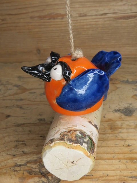 Zawieszka ptaszek ceramiczny Grażynka na patyku – rękodzieło