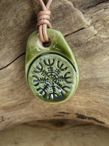 Aegishjalmur -Tarcza Algizowa - wisior z ceramiki - amulet ochronny