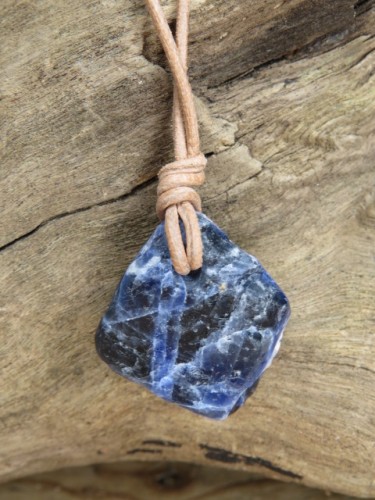 sodalit - kamień twórców i logicznego myślenia - amulet na rzemieniu