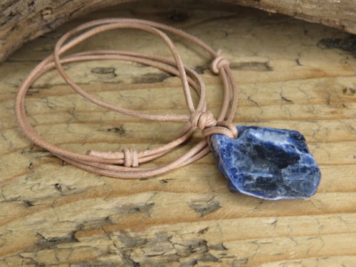sodalit - kamień twórców i logicznego myślenia - amulet na rzemieniu