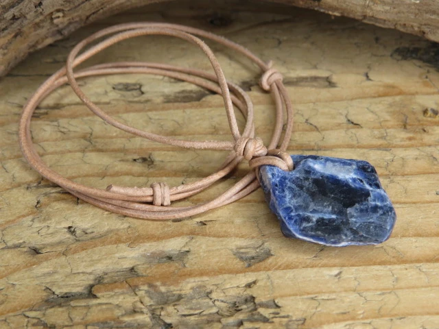 sodalit - kamień twórców i logicznego myślenia - amulet na rzemieniu