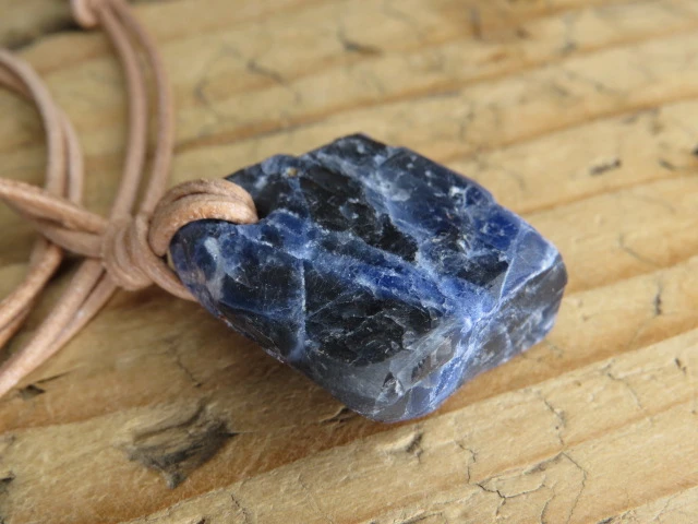 sodalit - kamień twórców i logicznego myślenia - amulet na rzemieniu