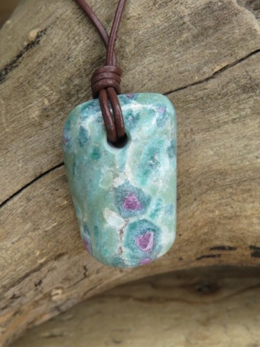 rubiny w fuchsycie - naszyjnik na rzemieniu