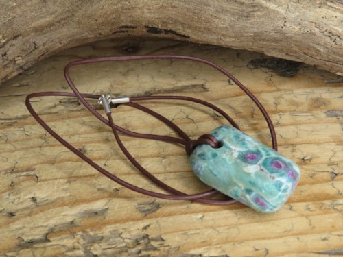 rubiny w fuchsycie - naszyjnik na rzemieniu