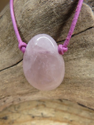 kwarc różowy * talizman na rzemieniu