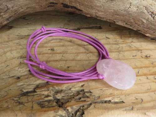 kwarc różowy * talizman na rzemieniu