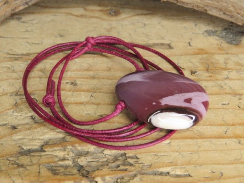 Wisior z jaspisu mookait na rzemieniu | Talizman siły i odwagi